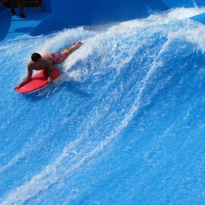 Γύρος νερού Flowrider παιχνιδιού Aqua για να κάνει σκέιτ μπορντ τη φωτογραφική διαφάνεια νερού αθλητικού φίμπεργκλας σερφ