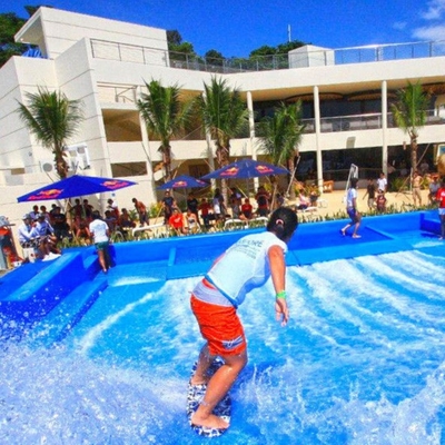 Διπλή/ενιαία Flowrider νερού μηχανή προσομοιωτών σερφ γύρου μπλε χρωματισμένη με το υλικό φίμπεργκλας