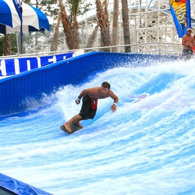 Απολαμβάνοντας το γύρο νερού Flowrider, κάνοντας σερφ ελκυστικό τον πίνακα ολισθήσεων κυμάτων/τη διασκέδαση πάρκων Aqua