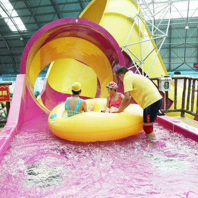 Waterslide παιδιών επάνω από τη φωτογραφική διαφάνεια νερού επίγειων λιμνών για παιχνίδι οικογενειακού το διαλογικό νερού