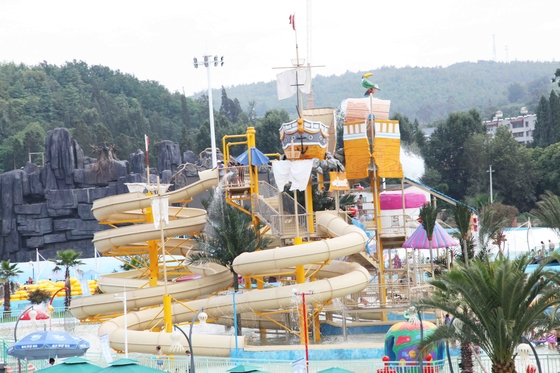 Τα ζωηρόχρωμα υπαίθρια πάρκα νερού με το νερό φίμπεργκλας γλιστρούν 29 X 27m διάστημα