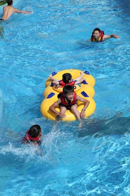 Υψηλών αεραντλιών Aqua νερό ποταμών πάρκων οκνηρό ρέοντας γρήγορα παράλληλα