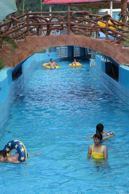 Υψηλών αεραντλιών Aqua νερό ποταμών πάρκων οκνηρό ρέοντας γρήγορα παράλληλα