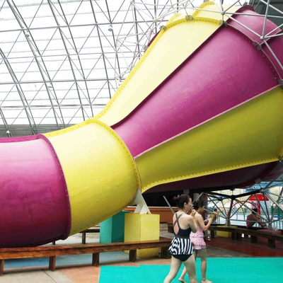 Waterslide παιδιών επάνω από τη φωτογραφική διαφάνεια νερού επίγειων λιμνών για παιχνίδι οικογενειακού το διαλογικό νερού
