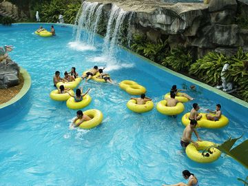 Εξοπλισμός πάρκων Aqua φίμπεργκλας για τον οκνηρό ποταμό ξενοδοχείων, οικογένεια στις θερινές διακοπές στο πάρκο Aqua